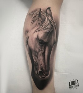 tatuaje_pierna_caballo_Logia_Barcelona_Pablo_Munilla        